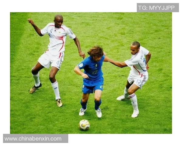 合照中的足球明星是谁揭秘他们背后的故事与成就