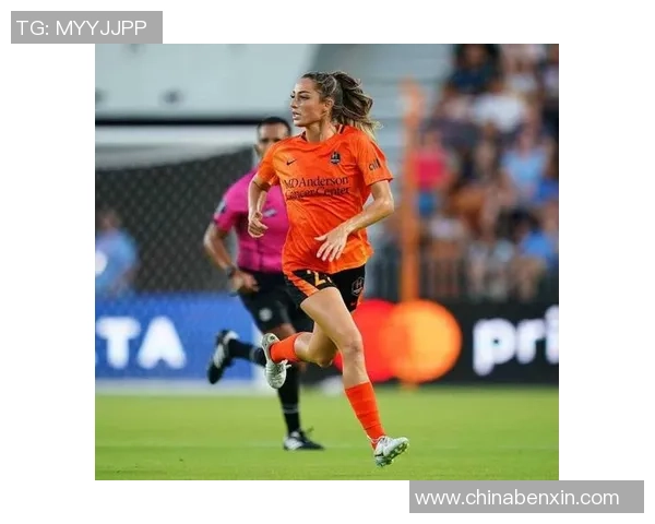 足球明星进球后甜蜜求婚瞬间引发全场欢呼与感动